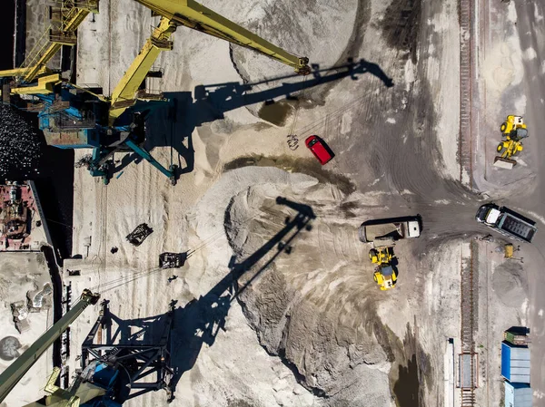 Construcción Grúas Orilla Del Río Por Dron —  Fotos de Stock