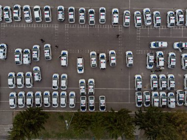 Polis arabaları dron tarafından