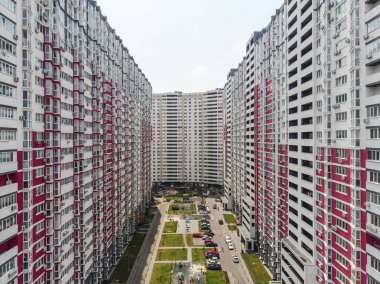 Drone görünümü yüksek binalar ve yeşil avluya ve arabalar