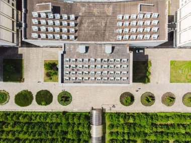 Geometrik dron tarafından Windows çıkıntılı ile bina