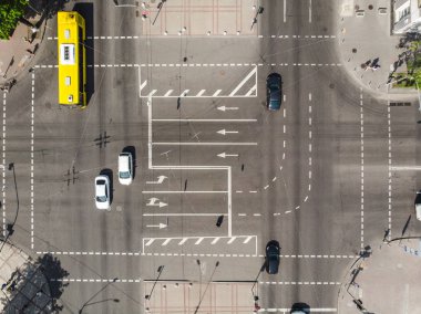 Yol işaretleri ve otomobil ve uçak otobüs ile kavşak