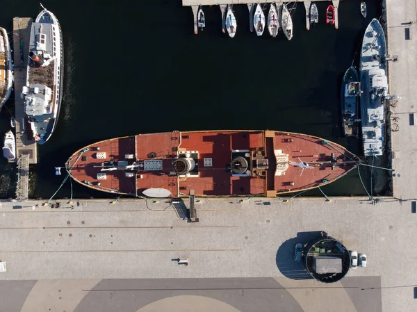 Dock gemide dron görünümü
