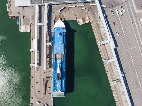 Dock gemide dron görünümü