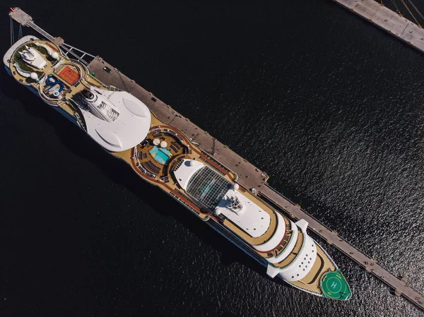 Dock gemide dron görünümü