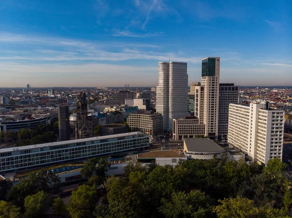 Berlin içinde gökdelenler dron görünümü
