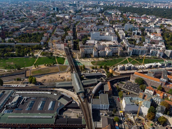 Berlin-şehir ve demiryolu dron görünümü 