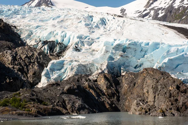 Portage Lake görüldüğü gibi Portage Glacier terminus.