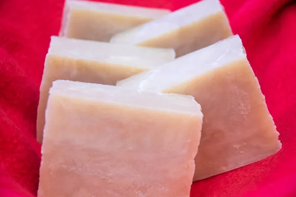 El sabunları kırmızı bir kumaş üzerine hazırlanmış.