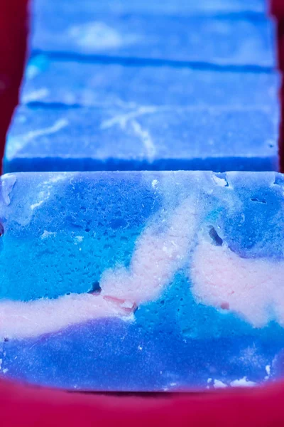 Çok renkli el hazırlanmış sabun çeşitli barlar.