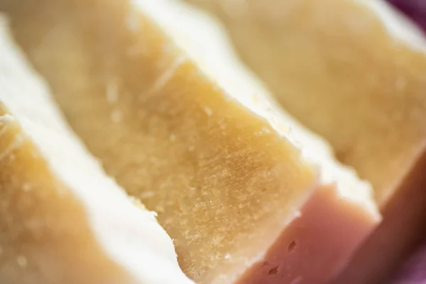 Çeşitli barlar el sabunu açılı hazırlanmış.