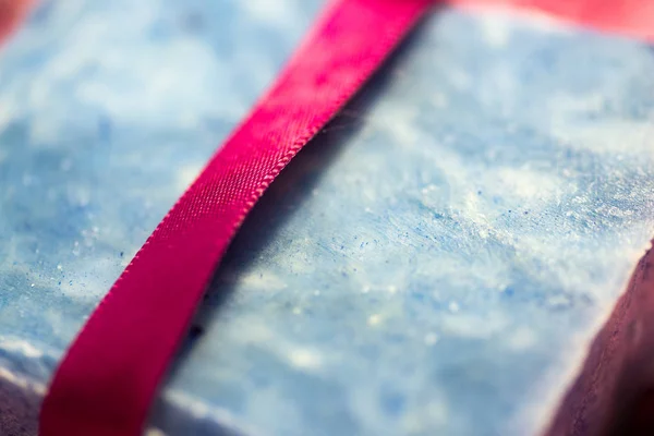 Γραμμή Μπλε Χέρι Δημιουργημένο Σαπούνι Μια Κόκκινη Κορδέλα — Φωτογραφία Αρχείου