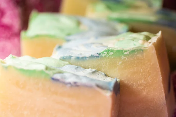 Birden fazla çubuğu el sabun renkli Laptoplar ile hazırlanmış.