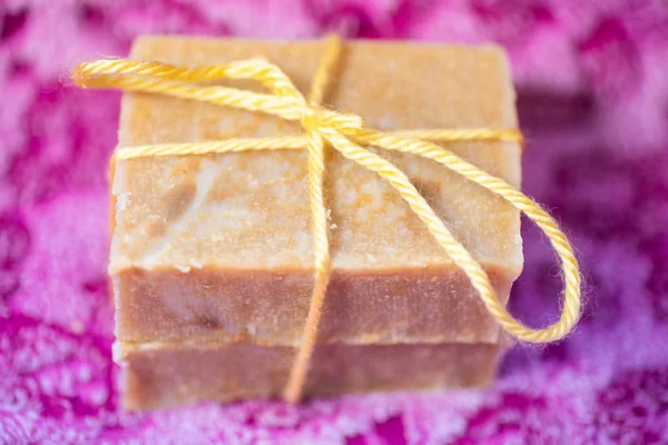 El iki çubuk bir yay ile bağlı sabun hazırlanmış.