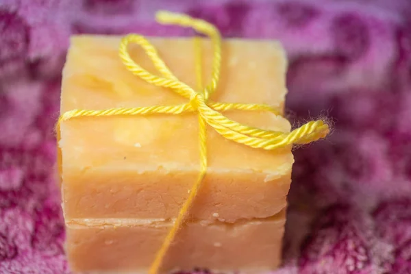 El iki çubuk bir yay ile bağlı sabun hazırlanmış.