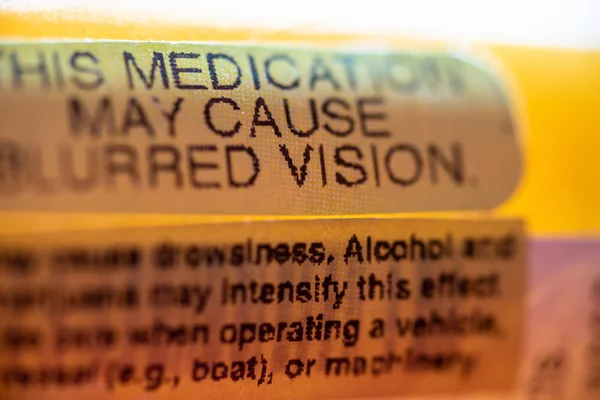 Uyarı etiketleri hapı şişesiyle