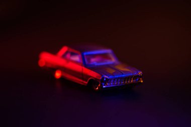 Oyuncak araba kırmızı ve mavi ışıkların altında