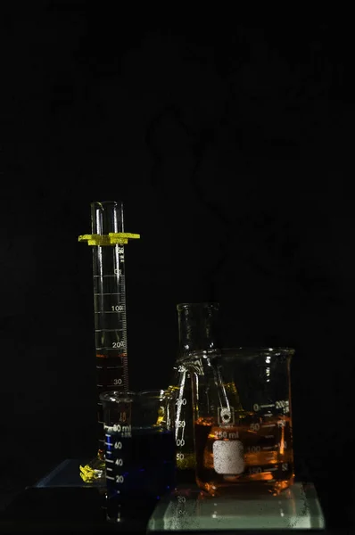 Wissenschaftliche Gläser Mit Mehrfarbigen Flüssigkeiten Ein Grunge Filter Wurde Eingesetzt — Stockfoto