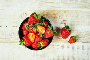 Ahşap masa üzerinde taze sulu çilek