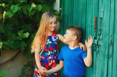 Erkek ve kız elele tutuşun. Çocuk dostluk kavramı