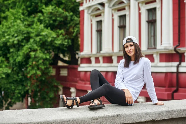 Retrato Una Mujer Joven Ciudad Ropa Casual Mujer — Foto de Stock