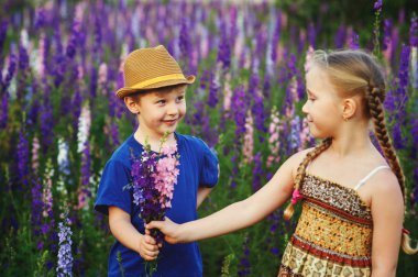 Eğlenceli ve samimi çiçek alan çocuklarda