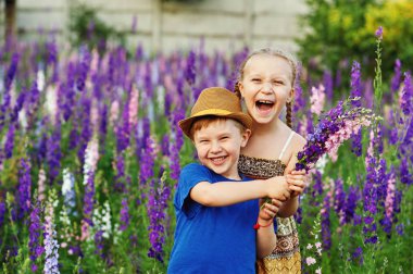Eğlenceli ve samimi çiçek alan çocuklarda