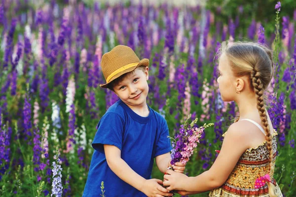 Fun Friendly Children Field Flowers — Stock Photo, Image