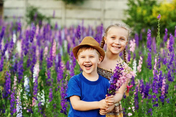 Eğlenceli ve samimi çiçek alan çocuklarda