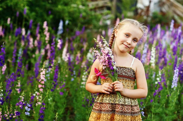 Ritratto Bambina Con Fiori Campo — Foto Stock