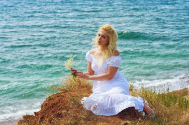 Doğa deniz kenarında genç romantik kadın