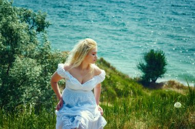 Doğada genç bir romantik kız portresi