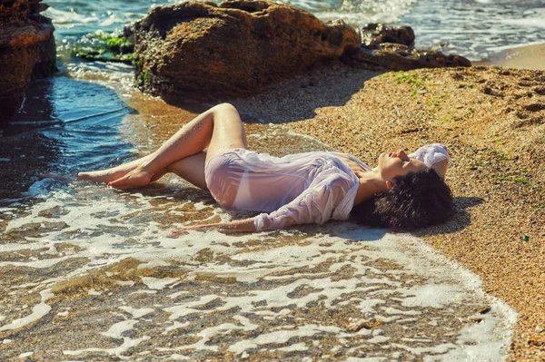 Jonge Sexy Vrouw Wit Natte Shirt Liggend Het Strand — Stockfoto