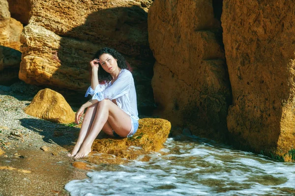 Portret Van Een Jonge Vrouw Die Rusten Het Strand Meisje — Stockfoto