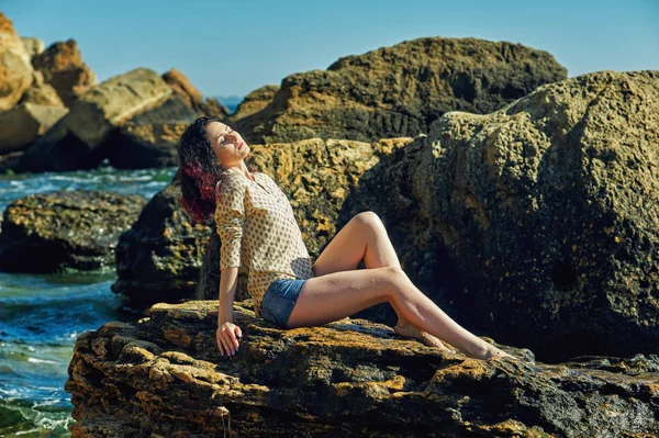Eine Junge Frau Die Auf Den Steinen Der Meeresküste Ruht — Stockfoto