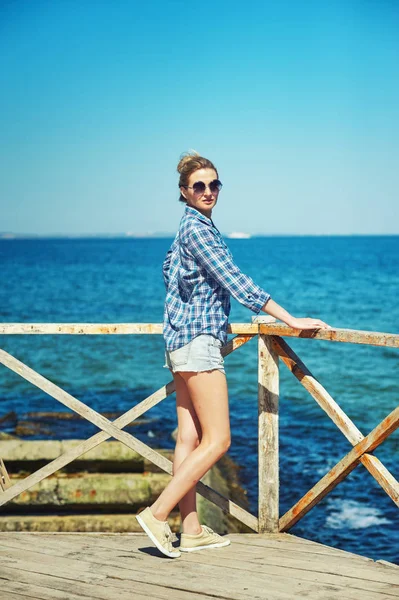 Retrato Una Joven Playa Chica Descansando Orilla Del Mar — Foto de Stock