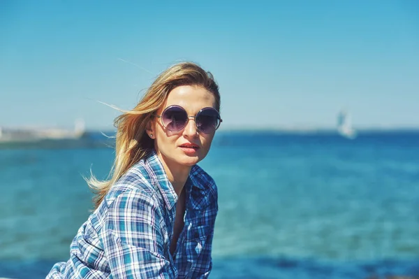 Retrato Uma Jovem Mulher Praia Menina Descansando Praia — Fotografia de Stock