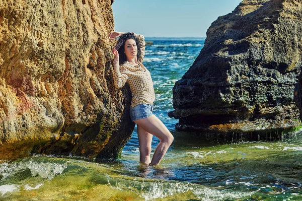 Junge Frau Der Küste Den Steinen — Stockfoto
