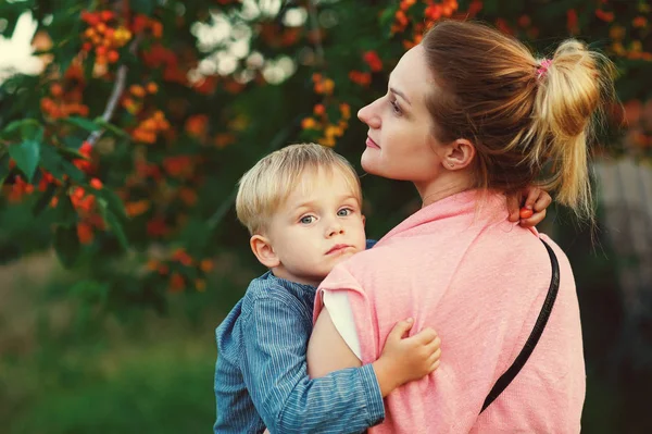 Portrait Famille Mère Fils Dans Nature — Photo