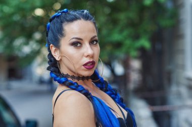 şehirde bir genç moda kadın portresi