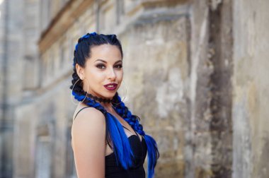 şehirde bir genç moda kadın portresi