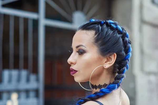 şehirde bir genç moda kadın portresi