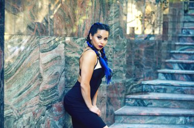 şehirde bir genç moda kadın portresi. Kadın giyim ve güzellik kavramı