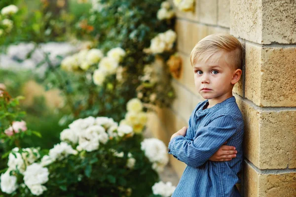 Портрет Серьезного Маленького Мальчика Улице — стоковое фото