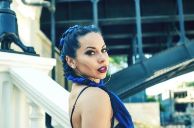 şehirde bir genç moda kadın portresi. Kadın giyim ve güzellik kavramı