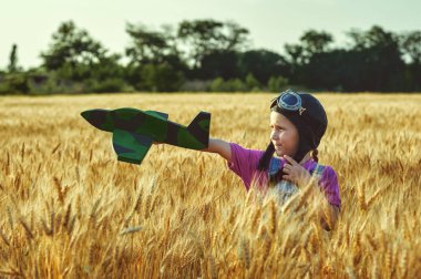 Bir alanı buğday model uçak ile neşeli kız
