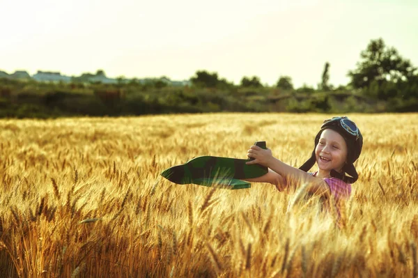 Chica Alegre Campo Con Aviones Modelo Trigo — Foto de Stock