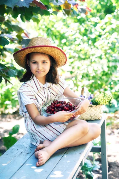 Portrait Une Fille Avec Des Baies Dans Nature — Photo