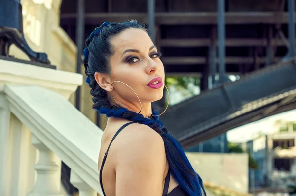 Şehirde genç moda kadın