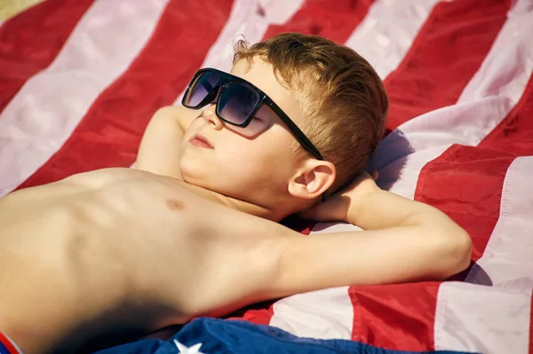 Kumsalda güneşlenirken çocuk .