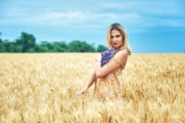 Bir buğday alanında genç romantik kadın